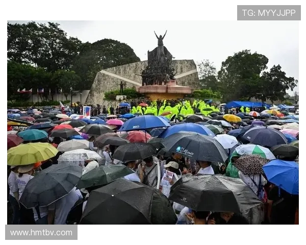 瓦伦西亚球迷抗议持续，俱乐部运营面临考验，管理层压力增加